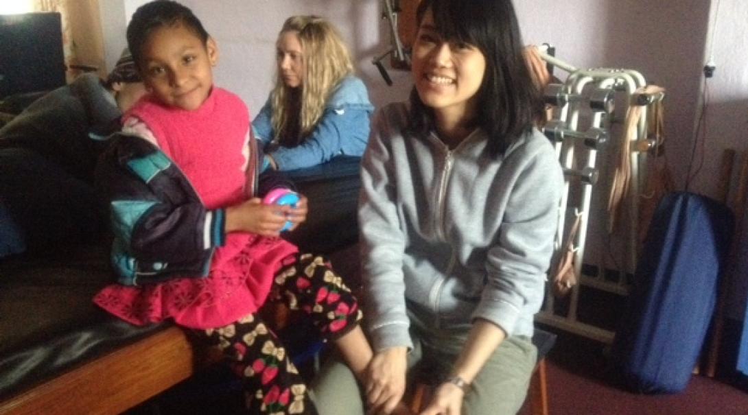 ネパールで小児患者のリハビリをサポートする日本人理学療法インターン ネパールで小児患者のリハビリをサポートする日本人理学療法インターン